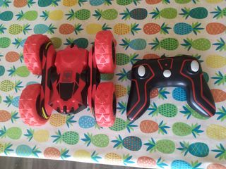 Coche teledirigido acrobático rojo y negro