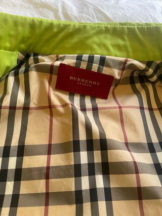 Gabardina Burberry verde entretiempo