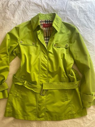 Gabardina Burberry verde entretiempo