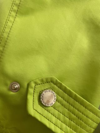 Gabardina Burberry verde entretiempo