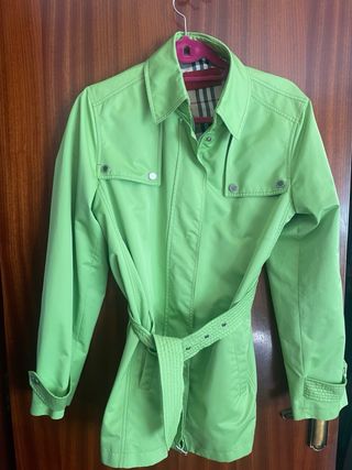 Gabardina Burberry verde entretiempo