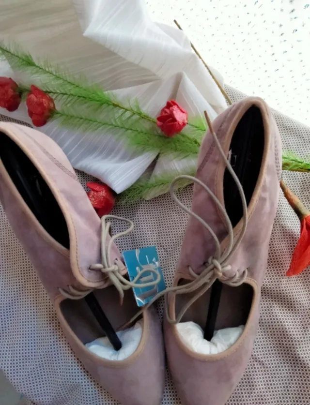 ZAPATOS TACÓN MEDIO ROSAS.