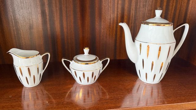 Tetera de porcelana blanca y dorada