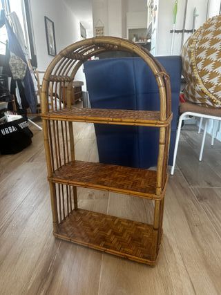 Estantería de bambú y mimbre