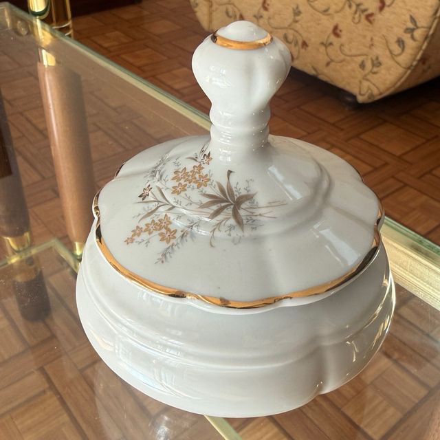 Azucarero de porcelana con detalles dorados