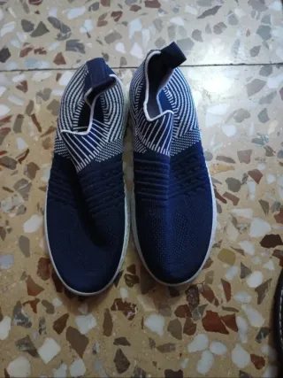 Zapatos deportivos azul y blanco