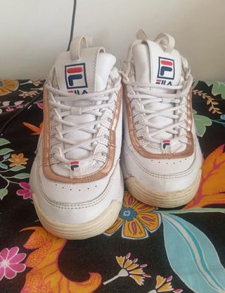 Zapatos Fila blancos y dorados
