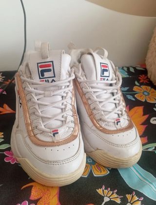 Zapatos Fila blancos y dorados