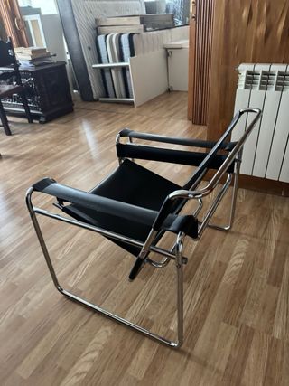 Sillón de cuero negro y metal