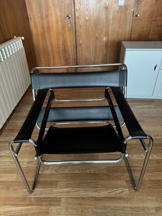 Sillón de cuero negro y metal
