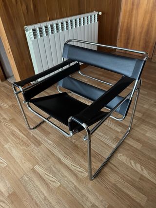 Sillón de cuero negro y metal