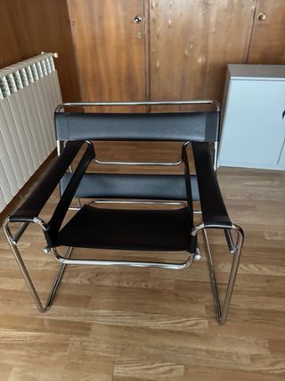 Sillón de cuero negro y metal