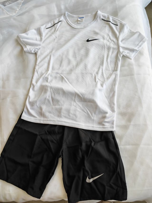 Conjunto Pantalón corto deportivo y camisetas