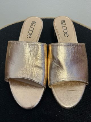 Sandalias doradas tacón bajo