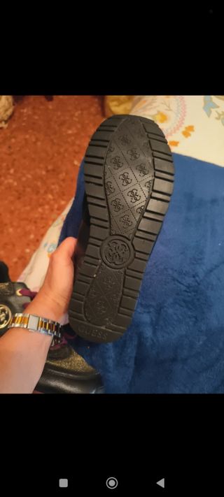 Zapatillas Guess negras y doradas