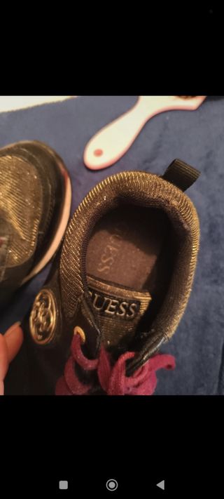Zapatillas Guess negras y doradas