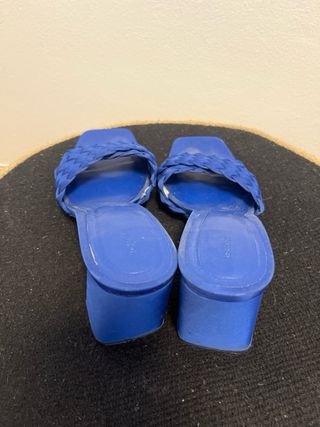 Sandalias de tacón azul tejidas