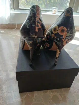 Zapatos tacón Massimo Dutti estampado floral