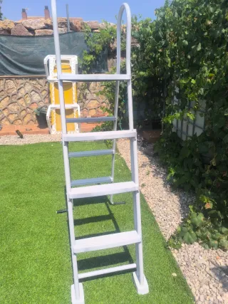 Escalera piscina metal y plástico