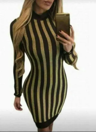 Vestido ajustado con rayas doradas y marrones.