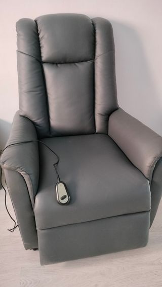 Sillón reclinable eléctrico polipiel con ruedas.


