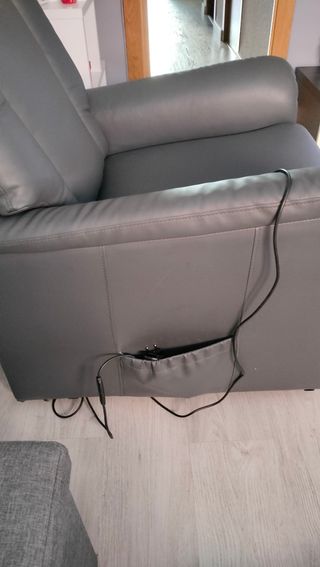 Sillón reclinable eléctrico polipiel con ruedas.


