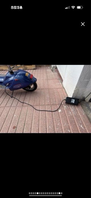 Patinete eléctrico azul con asiento