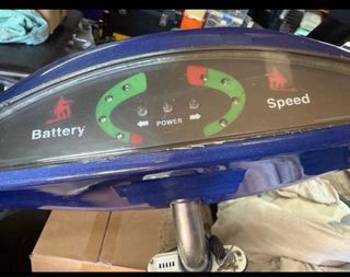 Patinete eléctrico azul con asiento