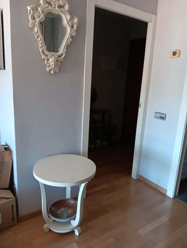 Espejo decorativo y mesa auxiliar redonda