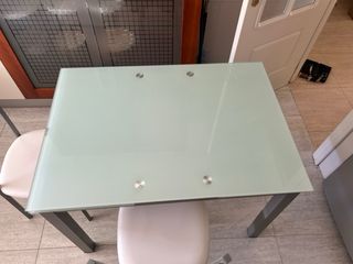 Mesa de cocina y 2 sillas