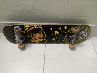 Monopatín negro con logo blanco