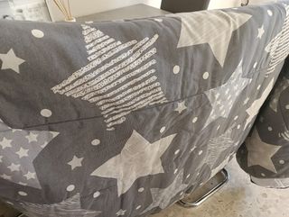Edredón estampado estrellas gris y blanco
