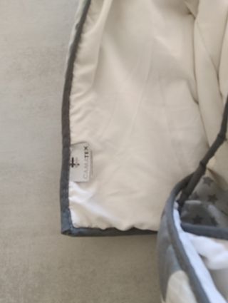 Edredón estampado estrellas gris y blanco