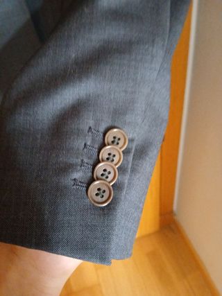 Traje de hombre negro.