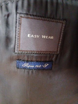 Traje de hombre negro.