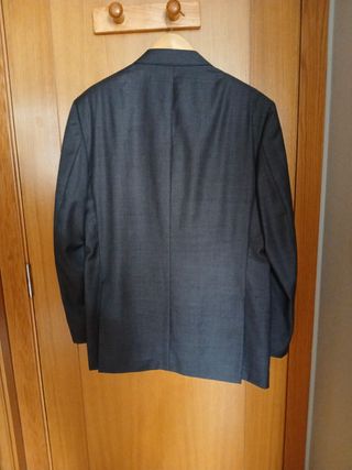 Traje de hombre negro.