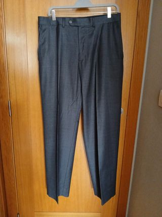 Traje de hombre negro.