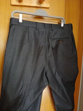Traje de hombre negro.