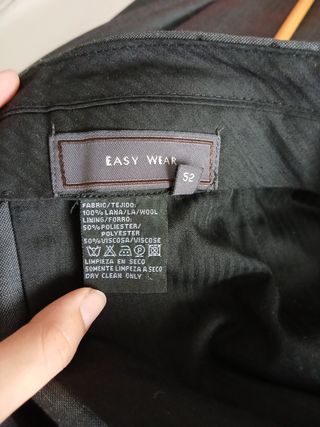 Traje de hombre negro.