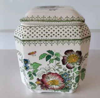 Es una caja de té de porcelana