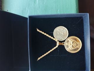 Colgante Gold Dealers chapado en oro 18k