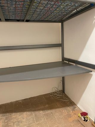 Litera metálica con escritorio y colchón incluidos