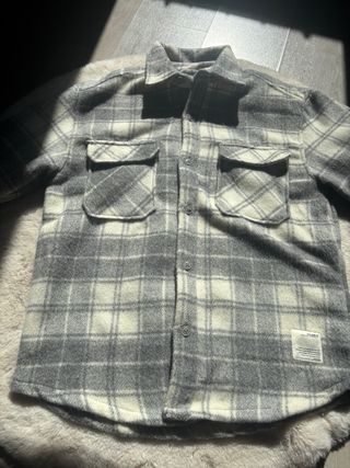 Talla S/M ya que es más grande tipo overside 