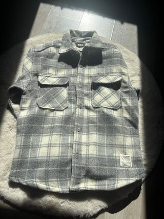 Talla S/M ya que es más grande tipo overside 