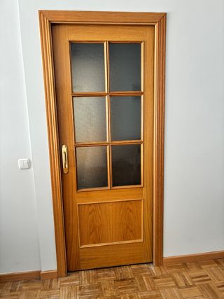Puerta corredera de madera con cristal