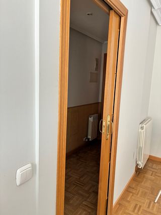 Puerta corredera de madera con cristal