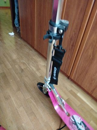 Patinete con ruedas grandes