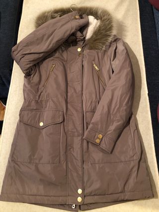 Chaqueta de invierno marrón con capucha