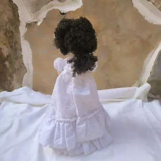 Muñeca de trapo con vestido blanco