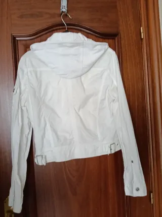 Cazadora blanca con capucha verano